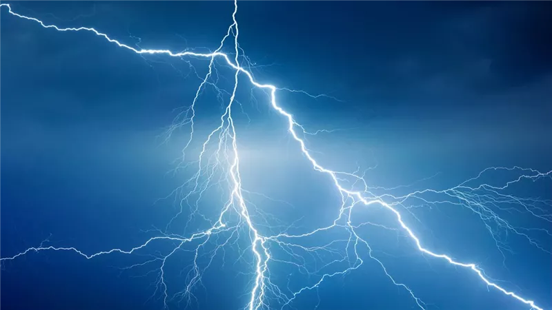 أمطار غزيرة تضرب السعودية وجريان السيول في بعض الأحياء