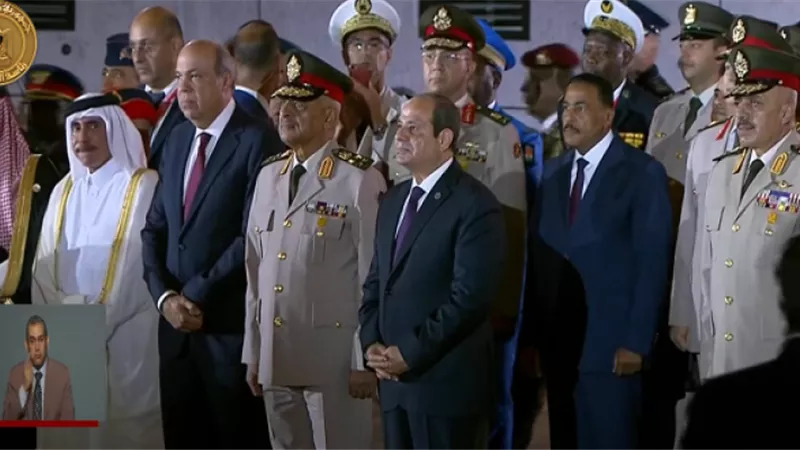 السيسي يتوسط صورة تذكارية للمشاركين بمعرض مصر الدولي الأول للطيران