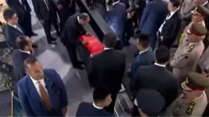 السيسي يوقع فى سجل جناح دولة الصين بمعرض مصر للطيران والفضاء