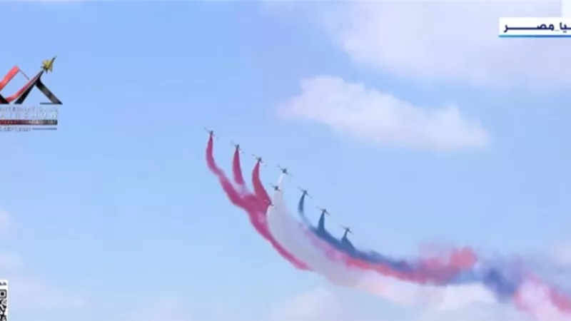 السيسي يشهد العرض الجوي على هامش معرض مصر الدولي الأول للطيران