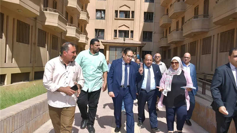 جولة مفاجئة لرئيس جامعة القاهرة بمستشفى الطلبة والمدينة الجامعية