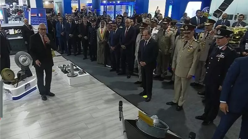 السيسي يتفقد جناح الهيئة العربية للتصنيع بمعرض مصر الدولي للطيران