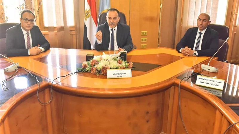 محافظ أسيوط يلتقى العاملين بمشروعات المحافظة والمنتدبين بالوحدات