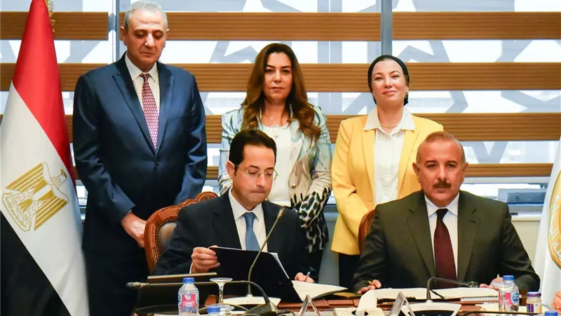 توقيع عقد مصنع تدوير ومعالجة المخلفات الصلبة
