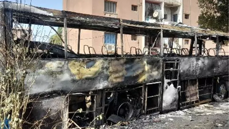 إحتراق أتوبيس سياحى قرب مدرسة باسوان