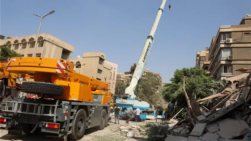 الدفع بمعدات لرفع أنقاض العقار المنهار بأرض الجولف