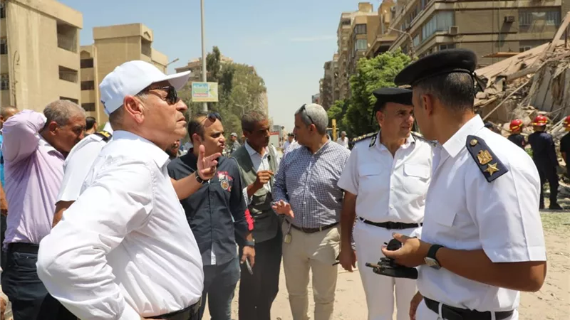 ثلاث ناجيات من العقار المنهار بحى شرق مدينة نصر ولا وجود لوفيات حتى الآن
