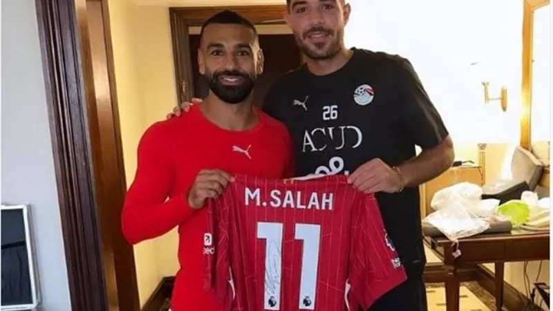 شاهد.. محمد صلاح يهدى قميص ليفربول لحمزة علاء فى معسكر المنتخب