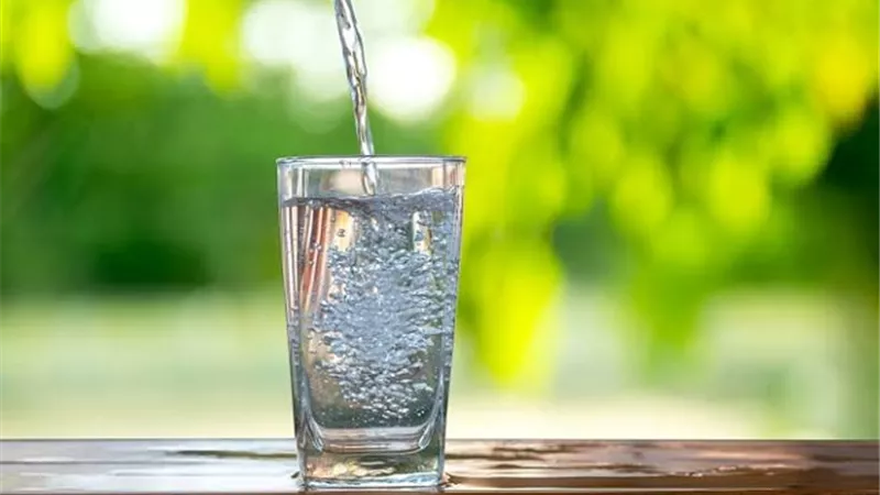 هل تقدم المياه الغازية فائدة صحية أكبر من العادية؟