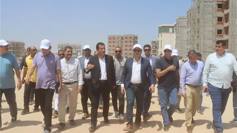 وزير الاسكان يتفقد المشروعات التنموية بمدينة العاشر من رمضان