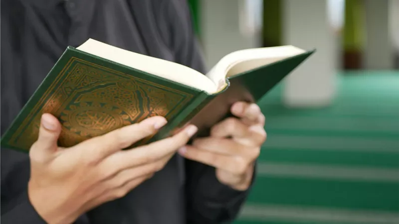البكاء عند قراءة القرآن..خشوع أم مبالغة؟