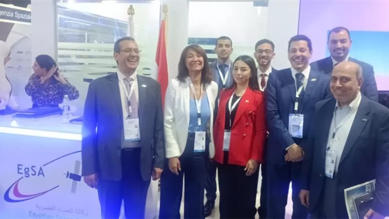 إقبال كثيف على جناح وكالة الفضاء بمعرض مصر الدولي للطيران بالعلمين