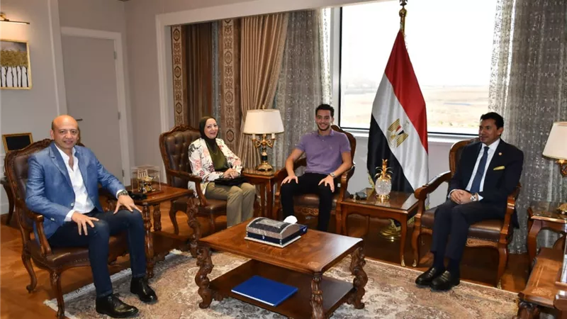 وزير الرياضة يلتقي البطل الأولمبي محمد السيد لبحث برامج التأهيل