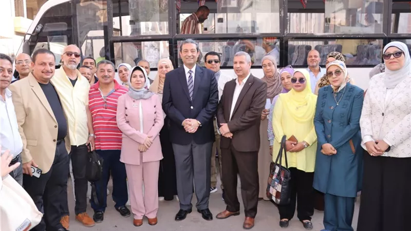 محافظ دمياط يتفقد ورش عمل الأنشطة الصيفية بالمدارس