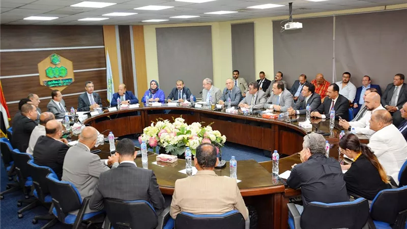وزيرالتموين يبحث مع مستثمرى العاشر تسهيلات جذب الاستثمارات