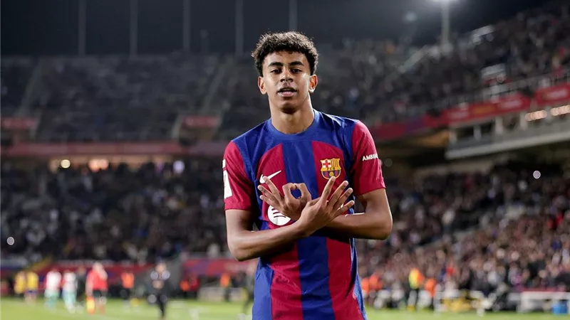 يامال ينافس إيمرى بقائمة المرشحين لأفضل لاعب شاب فى العالم