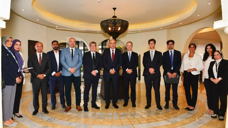الحفني يبحث مع وفد بريطاني تطوير البنية التحتية و إدارة وتشغيل المطارات للمطارات المصرية،