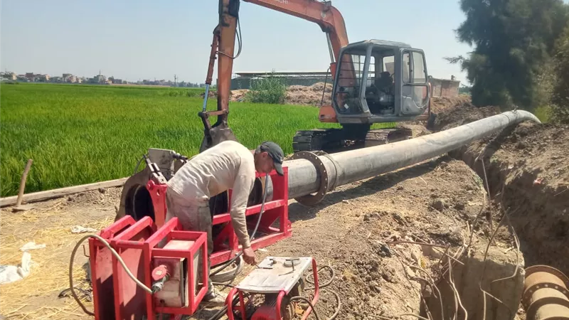 محافظ كفرالشيخ يستأنف توصيل خط الطردلمشروع محطة الصرف الصحى بقلين
