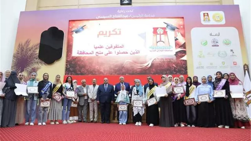 الزملوط يمنح(١٣)رحلة عمرة ومكافآت مالية لاوائل التعليم والمتفوقين