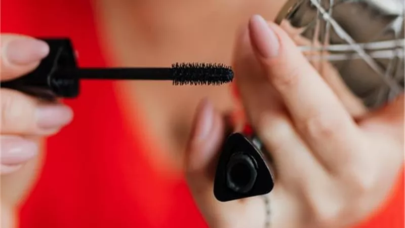 تعرفي على الآثار الخطيرة للنوم بالماسكارا المقاومة للماء