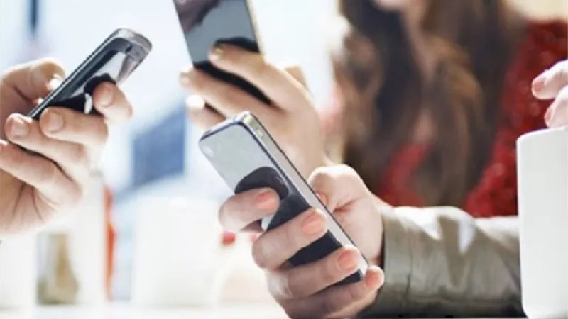 دراسة صينية تحذر من الإصابة بأمراض بسبب الهواتف