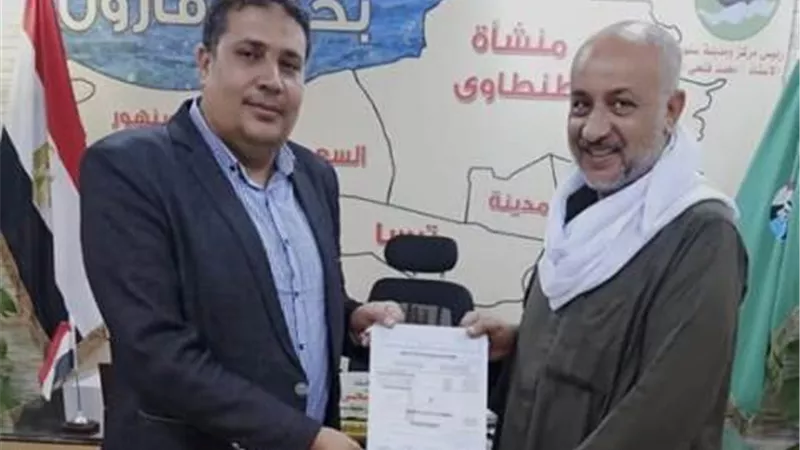 رئيس مركز سنورس يسلم نموذج التصالح لعدد من المواطنين