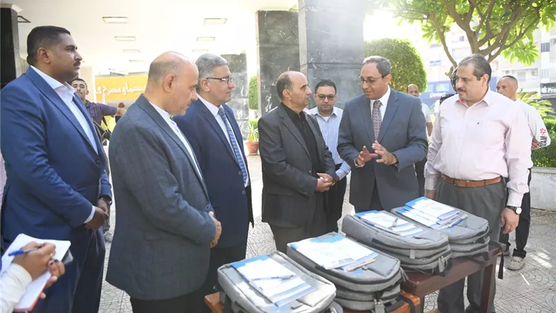 محافظ قنا يشهد تسليم 800 شنطة مدرسية للطلاب الأولى بالرعاية