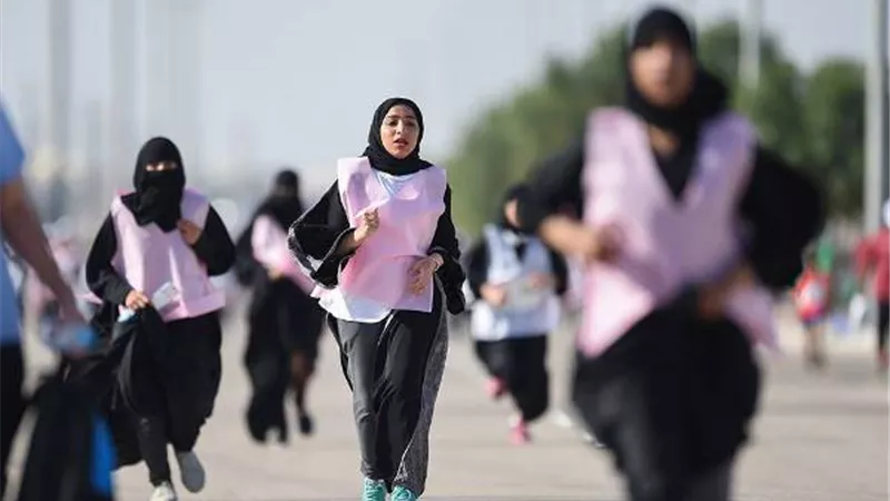 هل حث الشرع على مشاركة المرأة في الألعاب الرياضية؟