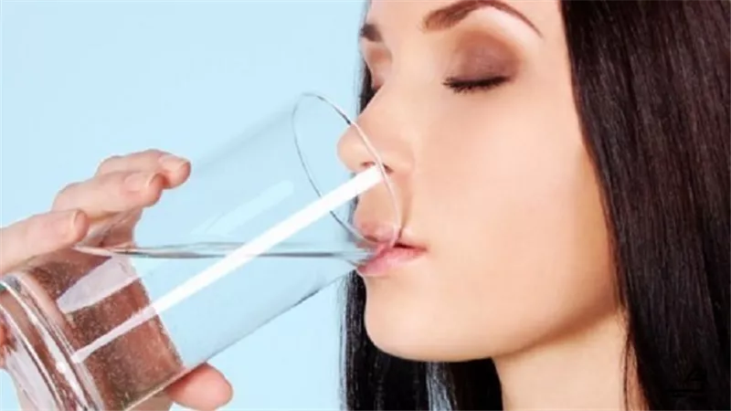 طرد السموم .. أبرز الفوائد الصحية عند تناول الماء المالح الدافئ