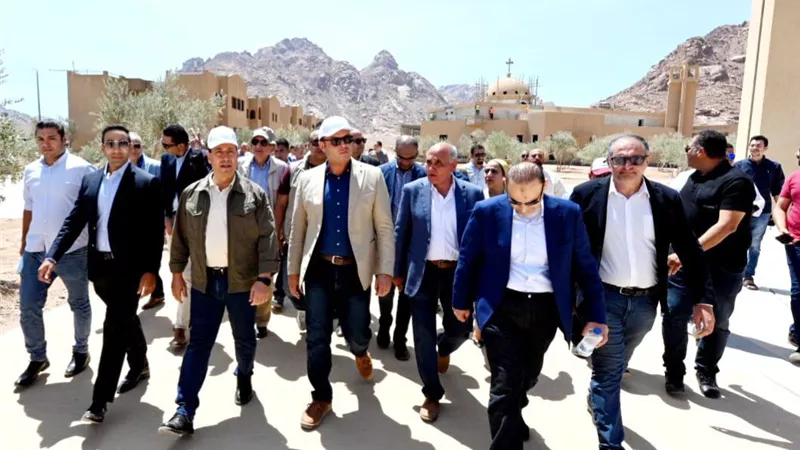 وزير الإسكان يتفقد الأعمال بمنطقة الزيتونة فى مدينة سانت كاترين