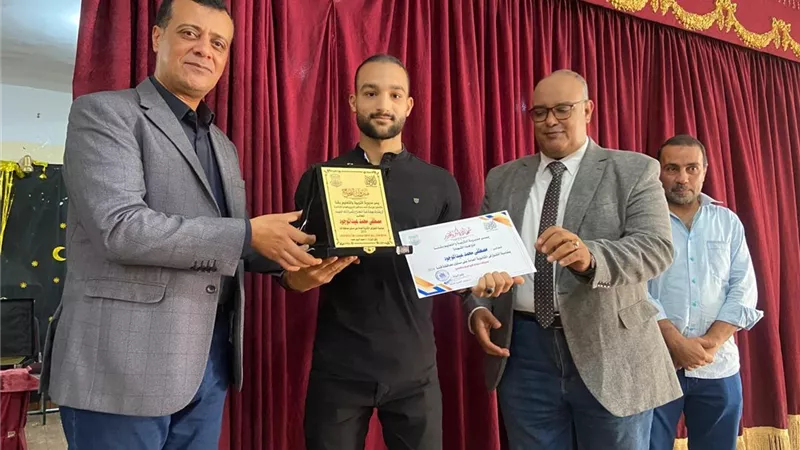 وكيل وزارة التربية والتعليم بقنا يكرم أوائل الثانوية العامة
