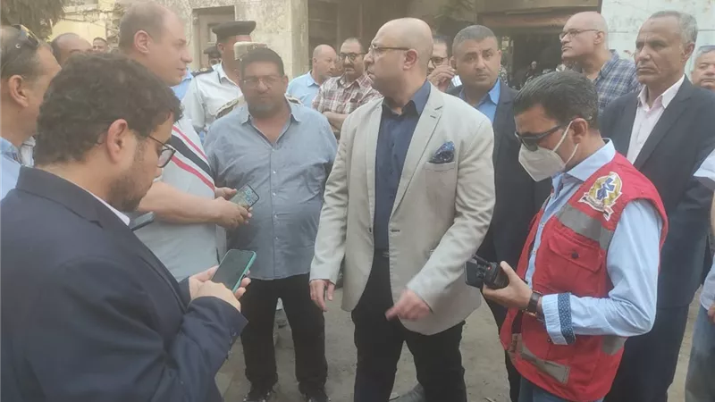 محافظ بني سويف يتابع اخماد حريق بحشائش جافة بفناء مبني التعليم