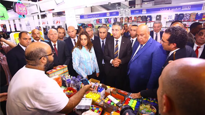 وزيرا التموين و التنمية المحلية يفتتحان معرض أهلاً مدارس