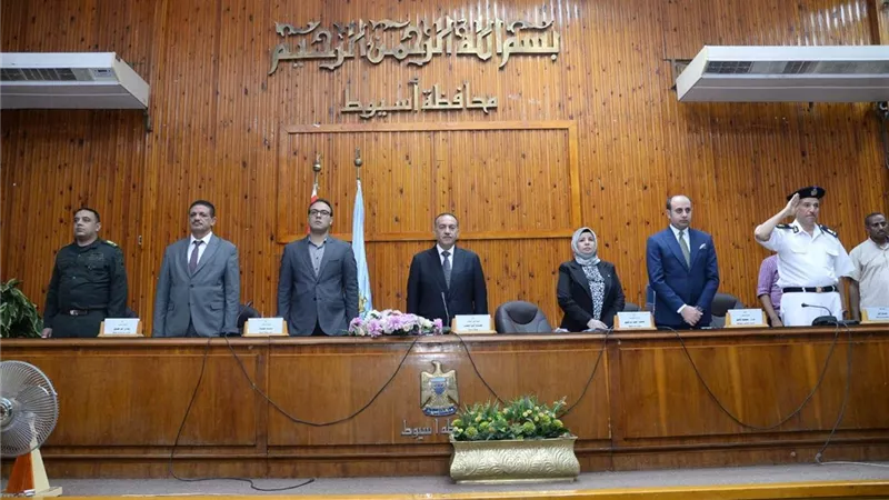 محافظ أسيوط يوجه بدفع وتيرة العمل بملفي التقنين والتصالح