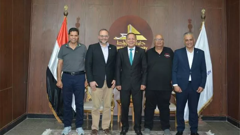 رئيس جامعة دمياط يستقبل الخبير الألماني لبرنامج متعدد اللغات