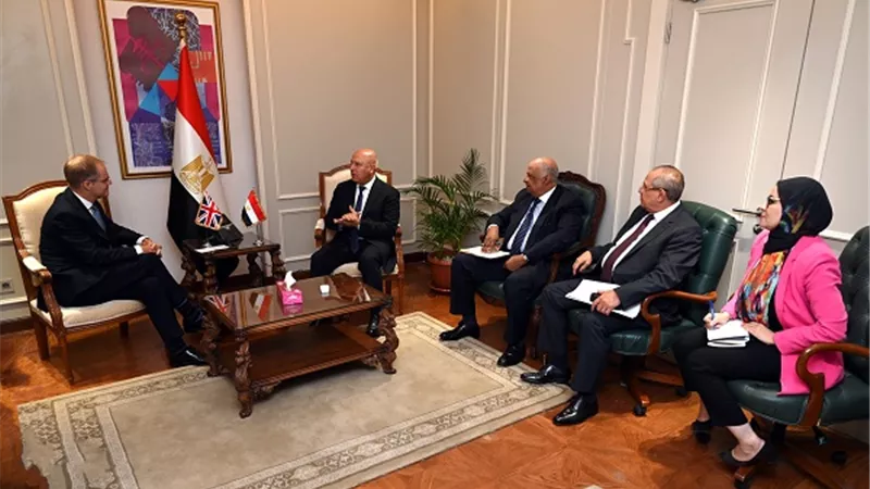 كامل الوزير يبحث مع السفير البريطاني التعاون في الهيدروجين الأخضر