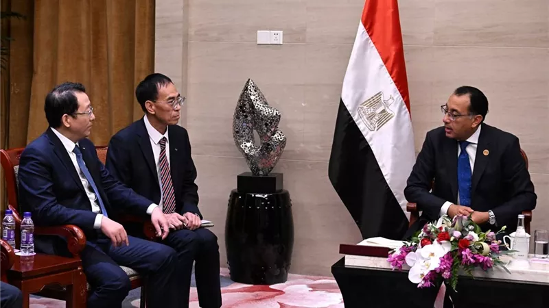 رئيس الوزراء يلتقي المدير العام لشركة GAC لصناعة السيارات