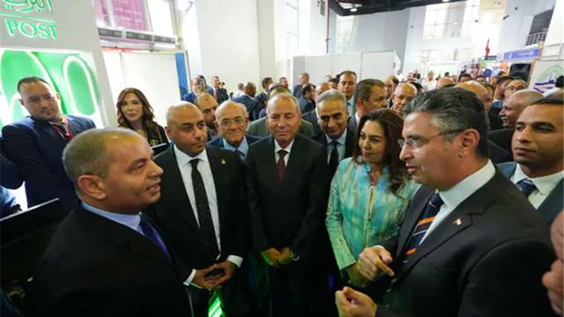وزير التموين يتفقد جناح البريد في معرض 