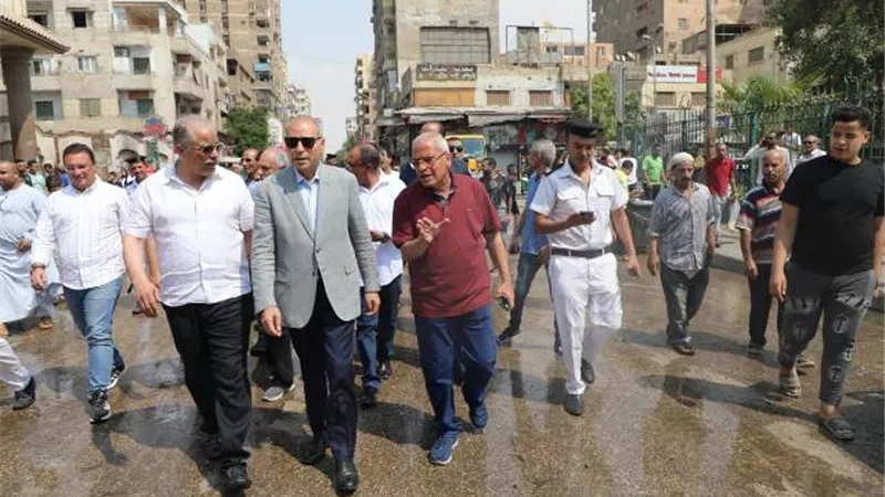 محافظ القاهرة يتفقد حى حلوان لمتابعة إزالة الإشغالات بمحطة المترو