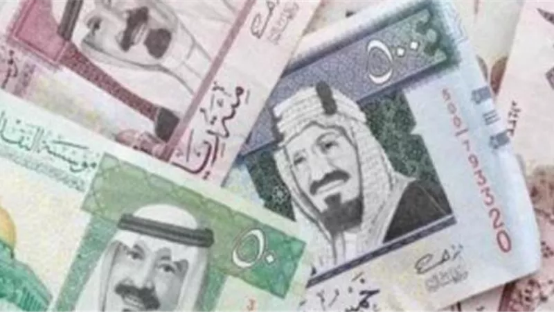 سعر الريال السعودي والدرهم الإماراتي والدينار الكويتي في البنوك..