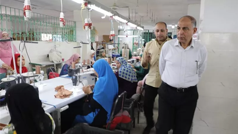 محافظ المنيا يتفقد مصنعاً لتصدير الملابس الجاهزة بديرمواس