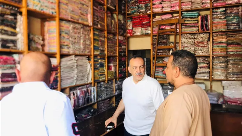 محافظ أسيوط يتفقد محلات الملابس الجاهزة والمفروشات بمدينة أبوتيج