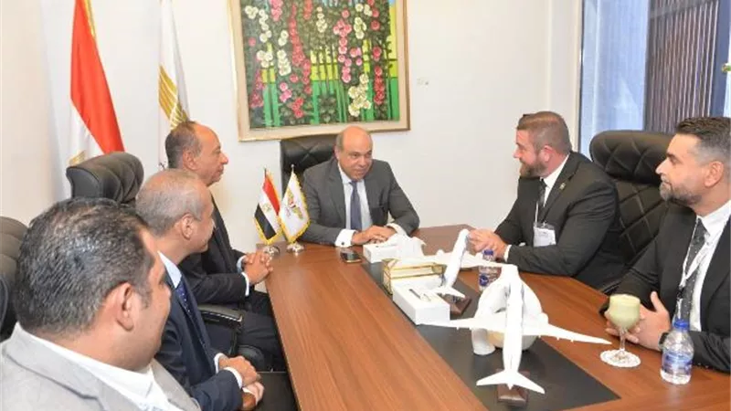الحفني يبحث مع وفد أمن النقل الأمريكيةتعزيز منظومةالأمن بالمطارات