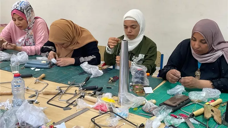 قومي المرأة يُدرب 15 سيدة على حرفة خرز النول