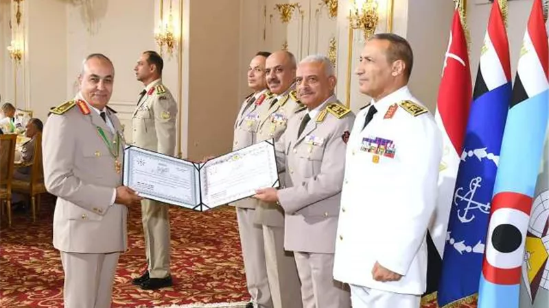وزير الدفاع يكرم قادة القوات المسلحة الذين أوفوا العطاء بالقوات المسلحة