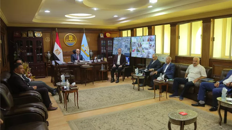 محافظ كفرالشيخ يناقش عدد من الملفات