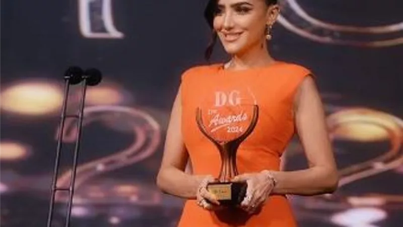 مي عمر تحتفل بحصولها على جائزة أفضل ممثلة عن 