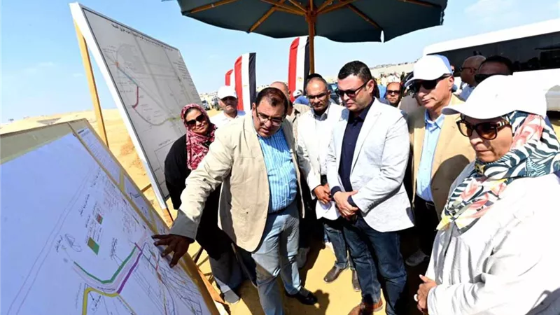 وزير الإسكان يتفقد المرافق والطرق بتوسعات 