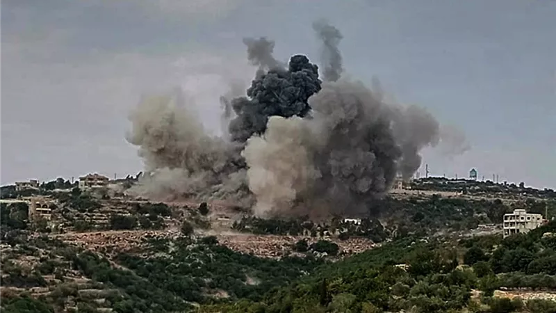 مقتل وإصابة 5 أشخاص جراء قصف مسيرة إسرائيلية سيارة إطفاء جنوب لبنان