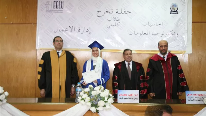 د عكاوى يشهد حفل تخرج الدفعة الثانية من الجامعة المصرية للتعلم